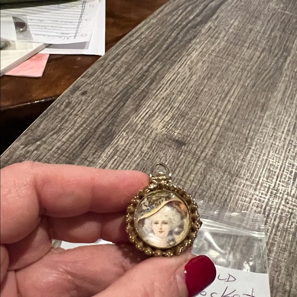 Gold Tone Portrait Locket - Picture 2 of 4